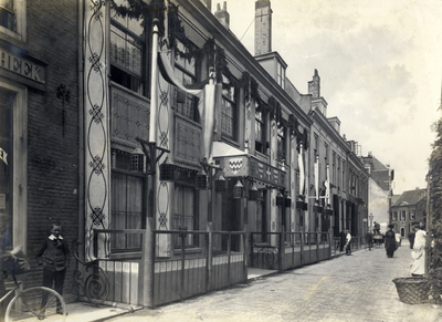 98505 Gezicht op de gevelversiering aan het woonhuis van F.J. Frowein (Achter St.-Pieter 25) die als hoofdpersoon ...